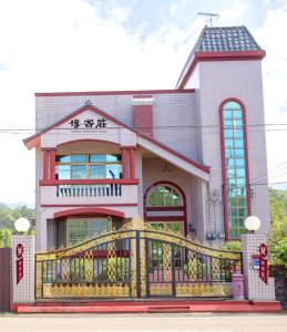 橫山鄉的住宿－傳客莊 ，前面有门的建筑