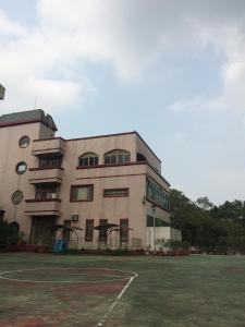 横山传客庄的一栋前面有停车场的建筑物