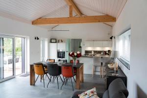 eine Küche und ein Wohnzimmer mit einem Tisch und Stühlen in der Unterkunft Villa WallAnn in Morbach