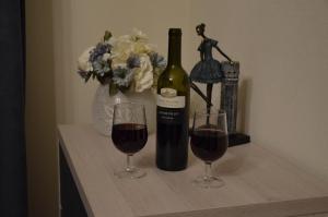 - une bouteille de vin et deux verres sur une table dans l'établissement Hotel Griboedov, à Tbilissi