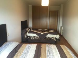 a bedroom with two beds in a room at Porto de Espasante -Severino Blanco in O Porto de Espasante