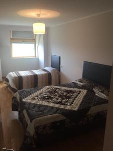 a bedroom with two beds and a window at Porto de Espasante -Severino Blanco in O Porto de Espasante