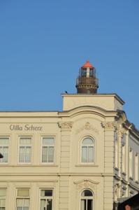 ein Gebäude mit einem Leuchtturm darüber in der Unterkunft Villa Scherz - stilvoll, zentral, ruhig, EG in Borkum