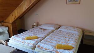 Uma cama ou camas num quarto em Dalmo