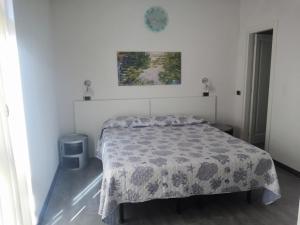 a bedroom with a bed and a desk at Albergo Al Carugio in Monterosso al Mare