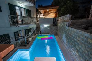 Bazén v ubytování Villa Katy nebo v jeho okolí