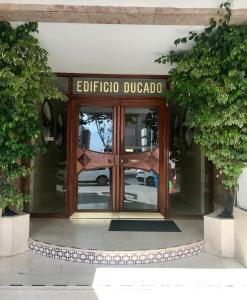 una entrada a un edificio de oficinas con una puerta de cristal en Ducado of the Sea, en Benidorm