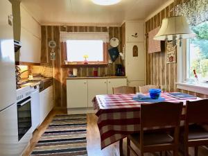 מטבח או מטבחון ב-Lofoten Hillside Lodge