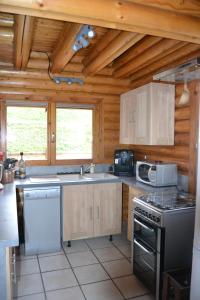 Η κουζίνα ή μικρή κουζίνα στο Chalet POMMAT