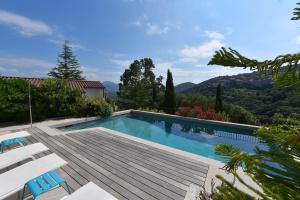 - une piscine avec une terrasse et 2 chaises dans l'établissement Appart'hotel Fior Di Ribba, à Sartène