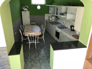 Kuchyňa alebo kuchynka v ubytovaní Viktor Apartmanház