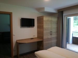 Uma TV ou centro de entretenimento em Alps Tux