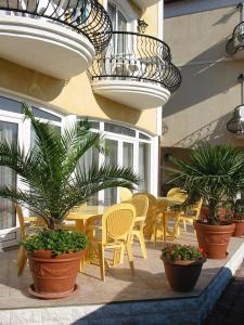 een patio met een tafel, stoelen en planten bij Villa Mediterran in Hévíz