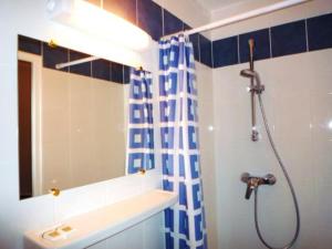 パリにあるホテル デュ ブラバンドのバスルーム(シャワー、シンク、鏡付)