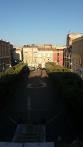vista su un cortile in una città con edifici di ReggiaHome Apartment a Caserta