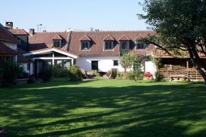 ein Haus mit einem großen Garten mit grünem Gras in der Unterkunft autour de la ferme in Villeneuve d'Ascq