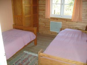 Кровать или кровати в номере Gîte meublé Les Centaurées