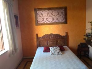 a bedroom with a bed with a wooden head board at Casa Temporada Vila Residencial Furnas, Capitólio MG in Furnas +15 photos