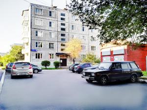 クリンにあるChaykovsky Apartment KLINの建物の前に車を停めた駐車場