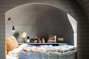 a bed in a room with an archway at Konglehytta · Panoramautsikt · Badstu · 30 min OSL in Stange