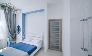 sypialnia z łóżkiem i szklanymi drzwiami w obiekcie Spacious Apartment in Old City Center w Lwowie