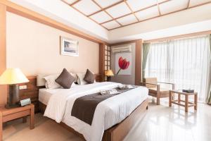 um quarto com uma cama grande num quarto em Green Residence Ayutthaya - SHA Certified em Phra Nakhon Si Ayutthaya