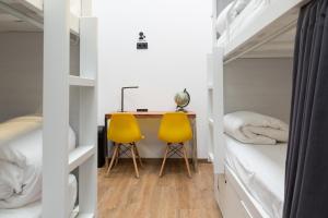 Airhostel Barcelona Airport 24h客房内的一张或多张床位