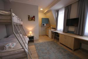 sypialnia z łóżkiem piętrowym i biurkiem z telewizorem w obiekcie Willa Park Apartamenty w Olsztynie