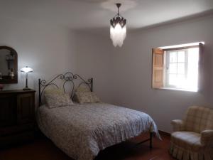 A bed or beds in a room at Casa AMOReira de Óbidos