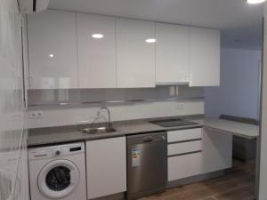 ビナロスにあるVinaròs junto al marの白いキッチン(シンク、食器洗い機付) +9枚の写真