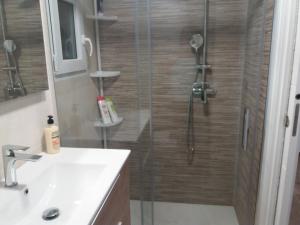 y baño con ducha, lavabo y espejo. en Vinaròs junto al mar, en Vinarós