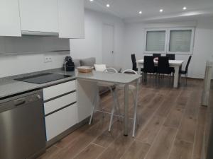 ビナロスにあるVinaròs junto al marのテーブルとダイニングルームのあるキッチン