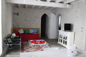 ein Wohnzimmer mit einem Sofa und einem Tisch in der Unterkunft Casa Torre Allera in Cuneo