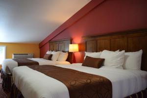 Een bed of bedden in een kamer bij Dew Drop Inn