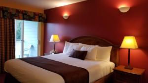 Een bed of bedden in een kamer bij Dew Drop Inn