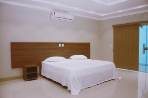 Llit o llits en una habitació de Planalto Palace Hotel