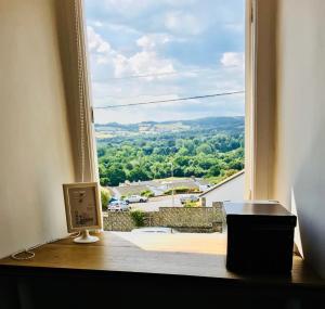 una grande finestra con vista sulla città di Cobb Cottage a Bovey Tracey