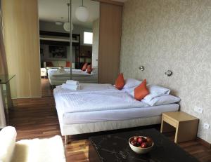 Tempat tidur dalam kamar di Štrbské Pleso rezidencia Oliver - apartmán 16A