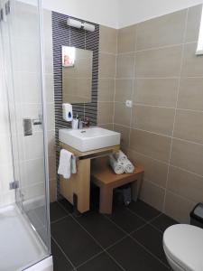 a bathroom with a sink and a shower and a toilet at Štrbské Pleso rezidencia Oliver - apartmán 16A in Vysoke Tatry - Strbske Pleso