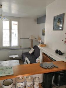 salon z kanapą i stołem w obiekcie L'Estacade : maison de pecheur w mieście Saint-Valéry-sur-Somme
