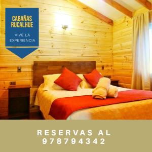 Habitación de hotel con cama con almohadas rojas y blancas en Cabañas Rucalhue salto del laja, en Cabrero
