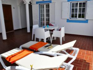 Patios Da Vila Boutique Apartments by AC Hospitality Management tesisinde bir restoran veya yemek mekanı