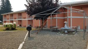 Het gebouw waarin het motel zich bevindt