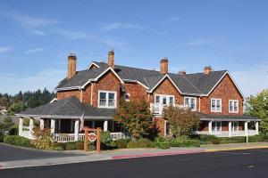 uma grande casa de tijolos na esquina de uma rua em Saratoga Inn em Langley