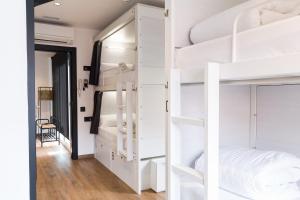 Airhostel Barcelona Airport 24h客房内的一张或多张床位