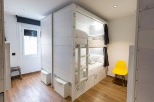 Airhostel Barcelona Airport 24h客房内的一张或多张床位