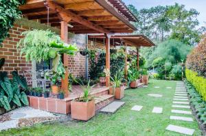 a garden with potted plants and a brick building at La Martina Campestre in Rionegro