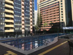 una piscina en una ciudad con edificios altos en flat no setor hoteleiro Norte wi-fi rápido, en Brasilia 5 fotos más