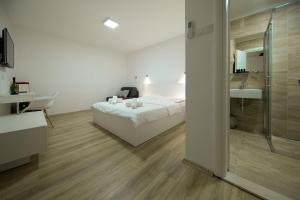 Imagen de la galería de Rocky Beach Rooms, en Novi Vinodolski