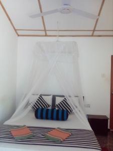 Letto o letti in una camera di Nethmi Homestay